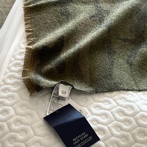 Gap Camo scarf